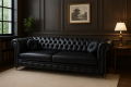Sofa Typu chesterfield bez funkcji spania 3 osobowa z gładkim siedziakem kolor czarna ekoskóra gabinet na nóżach gwiazdkach.png