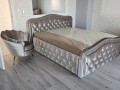 Łóżko Baronowa Glamour 200x200 w tkanineie Emerald fotel muszelka.jpg