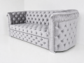 Sofa 3 osobowa Królowa Karmen siedzisko pikowane chesterfield - srebrna.png