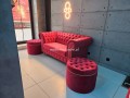 Sofa chesterfield 3 osobowa pikowana czerwona pufy okrągłe.jpeg