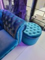 Sofa chesterfield 3 osobowa pikowana niebieska pufy okrągłe druga.jpeg
