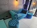 Sofa chesterfield 3 osobowa pikowana niebieska pufy okrągłe.jpeg